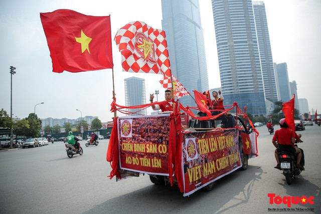 Hội CĐV diễu hành làm nóng đường phố trước trận Việt Nam - Campuchia tại AFF Cup 2018 - Ảnh 6.