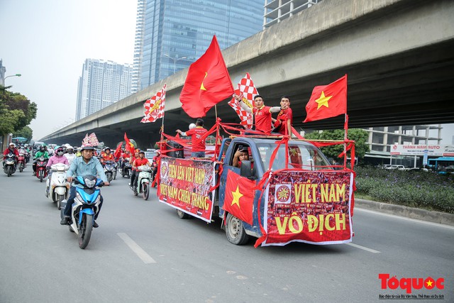 Hội CĐV diễu hành làm nóng đường phố trước trận Việt Nam - Campuchia tại AFF Cup 2018 - Ảnh 11.