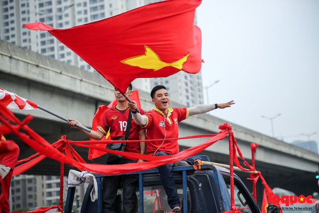 Hội CĐV diễu hành làm nóng đường phố trước trận Việt Nam - Campuchia tại AFF Cup 2018 - Ảnh 10.