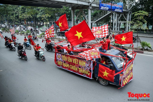 Hội CĐV diễu hành làm nóng đường phố trước trận Việt Nam - Campuchia tại AFF Cup 2018 - Ảnh 8.