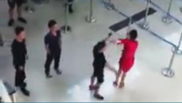 Tại sao nữ nhân viên Vietjet Air lại bị tát, đạp giữa sân bay Thanh Hóa? - Ảnh 1.