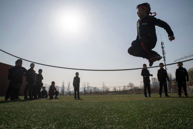 Bất ngờ trường học Trung Quốc đào tạo các bé trai thành “đàn ông đích thực” - Ảnh 1.