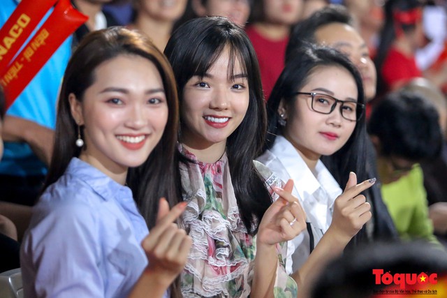 Lộ diện hội bạn gái cầu thủ đội tuyển Việt Nam  - Ảnh 3.