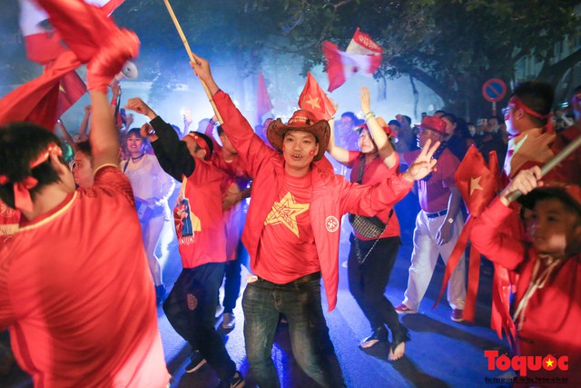 Hàng nghìn cổ động viên Hà Nội đổ ra đường ăn mừng chiến thắng của đội tuyển Việt Nam trước Campuchia - Ảnh 2.
