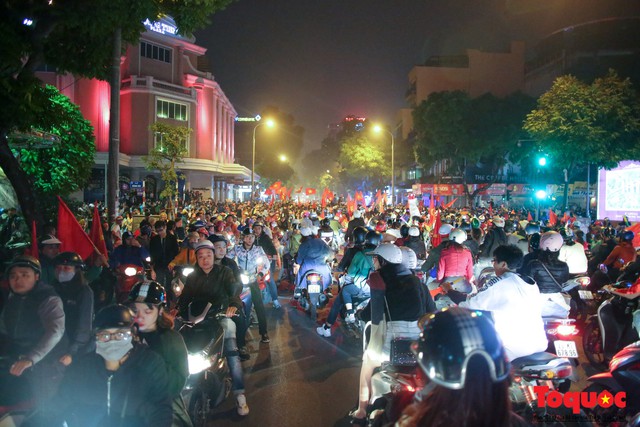 Hàng nghìn cổ động viên Hà Nội đổ ra đường ăn mừng chiến thắng của đội tuyển Việt Nam trước Campuchia - Ảnh 4.