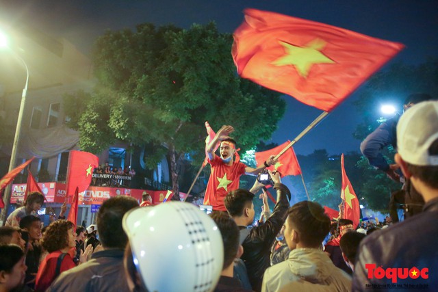 Hàng nghìn cổ động viên Hà Nội đổ ra đường ăn mừng chiến thắng của đội tuyển Việt Nam trước Campuchia - Ảnh 8.