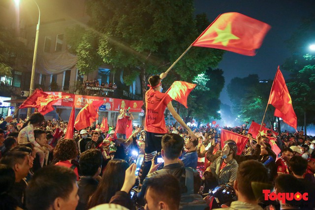 Hàng nghìn cổ động viên Hà Nội đổ ra đường ăn mừng chiến thắng của đội tuyển Việt Nam trước Campuchia - Ảnh 9.