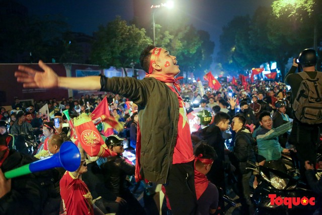 Hàng nghìn cổ động viên Hà Nội đổ ra đường ăn mừng chiến thắng của đội tuyển Việt Nam trước Campuchia - Ảnh 13.