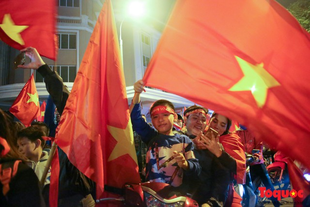 Hàng nghìn cổ động viên Hà Nội đổ ra đường ăn mừng chiến thắng của đội tuyển Việt Nam trước Campuchia - Ảnh 11.