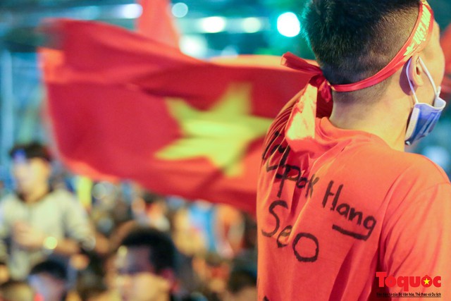 Hàng nghìn cổ động viên Hà Nội đổ ra đường ăn mừng chiến thắng của đội tuyển Việt Nam trước Campuchia - Ảnh 7.