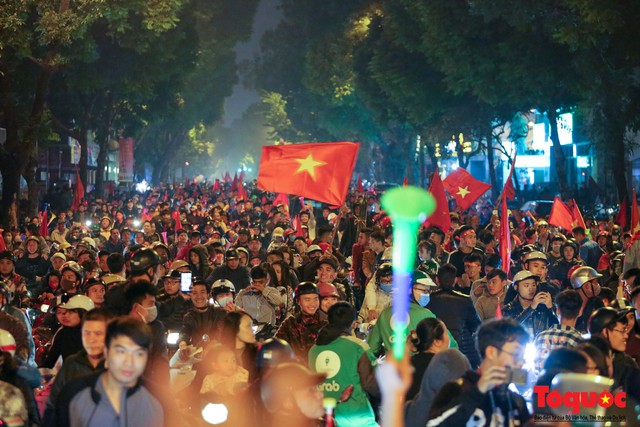 Hàng nghìn cổ động viên Hà Nội đổ ra đường ăn mừng chiến thắng của đội tuyển Việt Nam trước Campuchia - Ảnh 3.