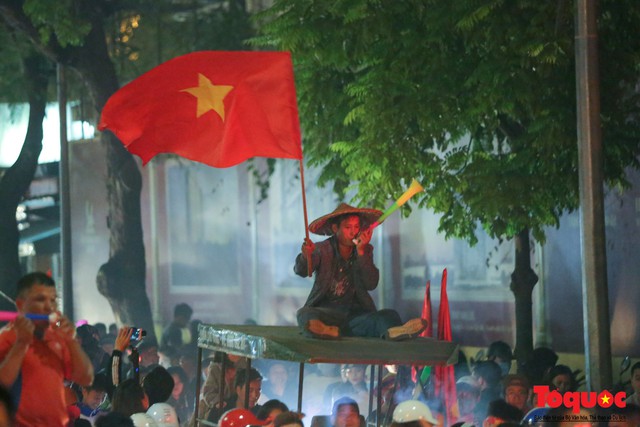 Hàng nghìn cổ động viên Hà Nội đổ ra đường ăn mừng chiến thắng của đội tuyển Việt Nam trước Campuchia - Ảnh 10.