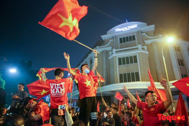 Hàng nghìn cổ động viên Hà Nội đổ ra đường ăn mừng chiến thắng của đội tuyển Việt Nam trước Campuchia - Ảnh 5.