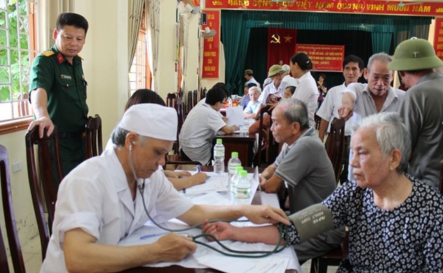 Hà Nội: Hơn 500 người dân hộ nghèo được khám bệnh miễn phí - Ảnh 1.