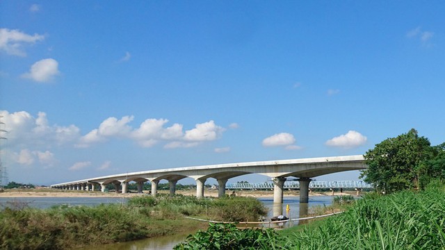 Thi công bù lún trên cao tốc Đà Nẵng – Quảng Ngãi - Ảnh 1.