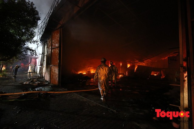 Hà Nội: Cháy gara ô tô Nam Trung Yên, nhiều xế sang bị thiêu rụi - Ảnh 2.