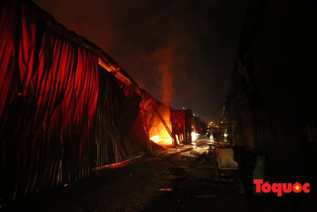 Hà Nội: Cháy gara ô tô Nam Trung Yên, nhiều xế sang bị thiêu rụi - Ảnh 3.