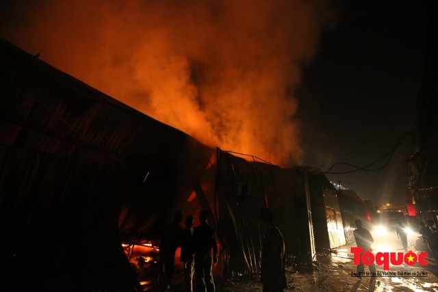 Hà Nội: Cháy gara ô tô Nam Trung Yên, nhiều xế sang bị thiêu rụi - Ảnh 4.