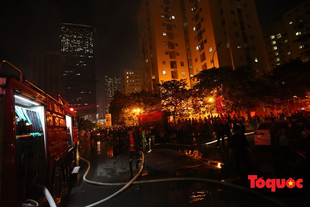 Hà Nội: Cháy gara ô tô Nam Trung Yên, nhiều xế sang bị thiêu rụi - Ảnh 9.