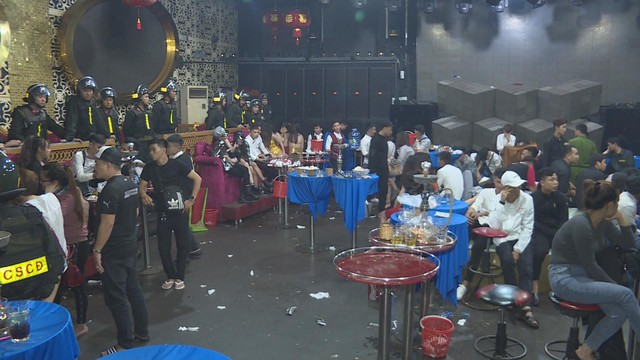 Đột kích 2 quán bar ở Đắk Lắk lúc rạng sáng, phát hiện hàng chục thanh niên nam nữ phê ma túy nhảy múa điên loạn - Ảnh 1.