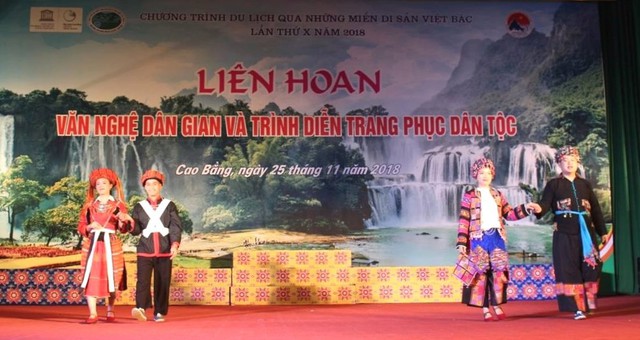 Thú vị với màn trình diễn trang phục dân tộc nguyên gốc của 6 tỉnh Việt Bắc  - Ảnh 1.