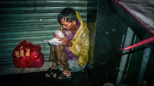  Người đàn ông vô gia cư lạc lõng giữa tâm bão của Sài Gòn - Ảnh 2.
