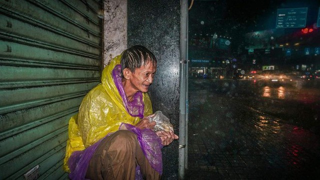  Người đàn ông vô gia cư lạc lõng giữa tâm bão của Sài Gòn - Ảnh 3.