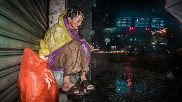  Người đàn ông vô gia cư lạc lõng giữa tâm bão của Sài Gòn - Ảnh 6.