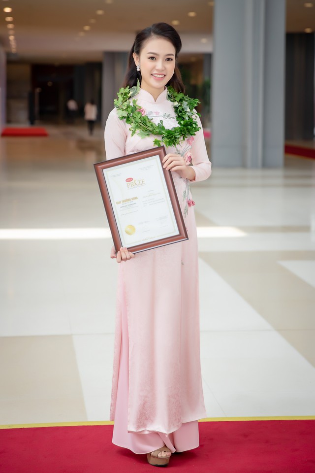 ‘Cô gái vàng’ của Hoa hậu Việt Nam tiếp tục nhận giải thưởng lớn - Ảnh 2.