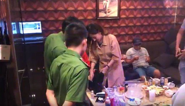 Nữ nhân viên nhà hàng bán dâm giá 4 triệu đồng/lượt ở Sài Gòn - Ảnh 1.
