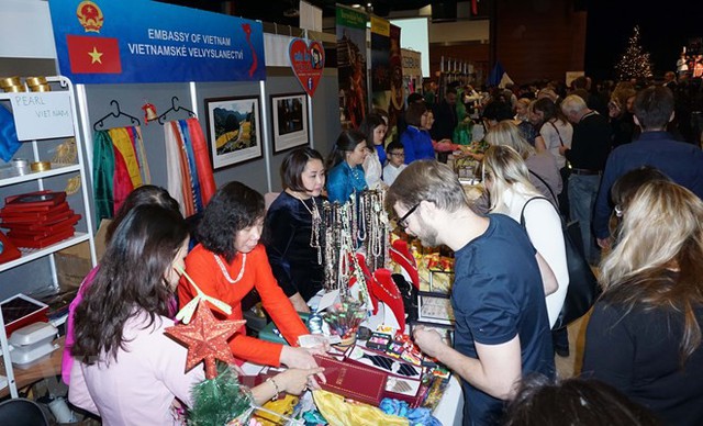 Tơ tằm Việt Nam hút khách tại Hội chợ Giáng sinh quốc tế ở CH Séc - Ảnh 1.