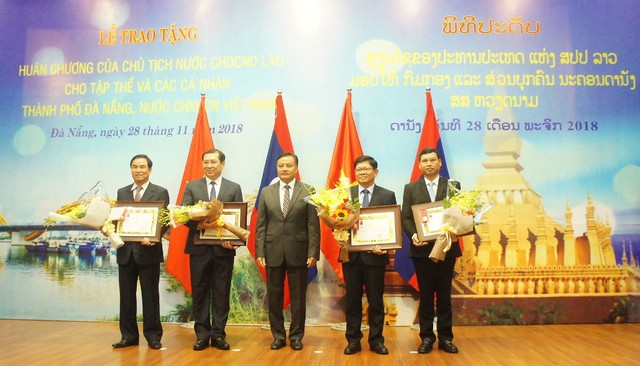 Chủ tịch nước CHDCND Lào tặng Huân chương cho tập thể và các cá nhân của TP Đà Nẵng - Ảnh 2.