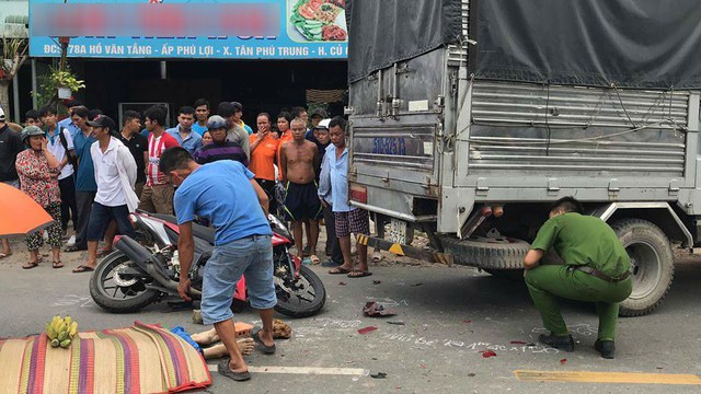 Tông vào đuôi xe tải, nam thanh niên tử vong thương tâm ở Sài Gòn - Ảnh 1.