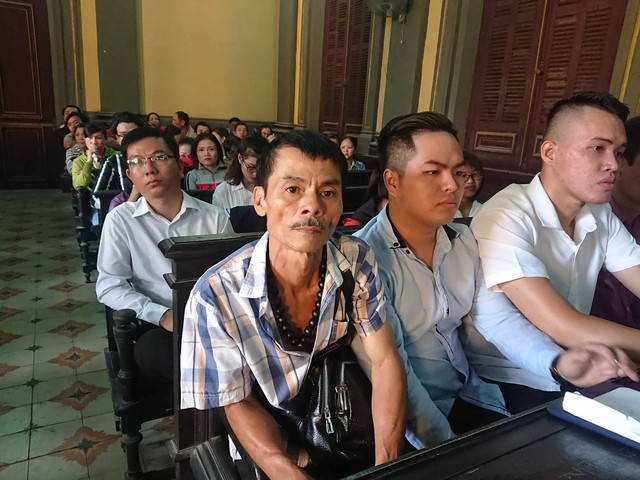 Kẻ sát hại 2 hiệp sĩ đường phố ở Sài Gòn bình tĩnh tại tòa - Ảnh 2.