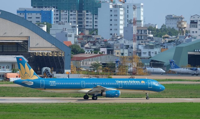 Hàng không bố trí thêm chuyến bay thẳng TP HCM-Bacolod để cổ vũ đội tuyển Việt Nam - Ảnh 1.