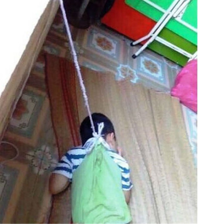 Sở GDĐT tỉnh Nam Định đã cử đoàn công tác về trường Mầm non B Trực Đại điều tra sự việc bé 4 tuổi bị buộc dây treo lên cửa sổ - Ảnh 1.