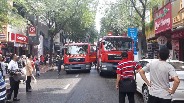 Khách nước ngoài tháo chạy khi khách sạn trung tâm Sài Gòn cháy lớn - Ảnh 1.