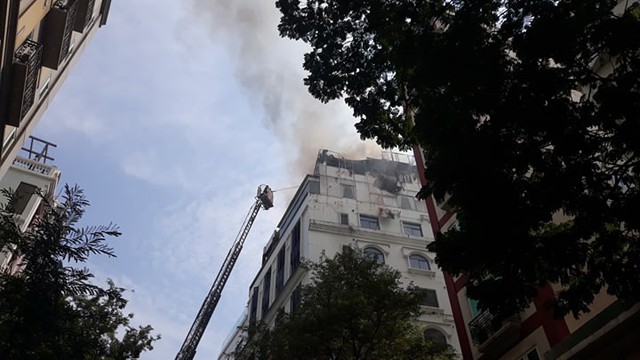 Khách nước ngoài tháo chạy khi khách sạn trung tâm Sài Gòn cháy lớn - Ảnh 2.