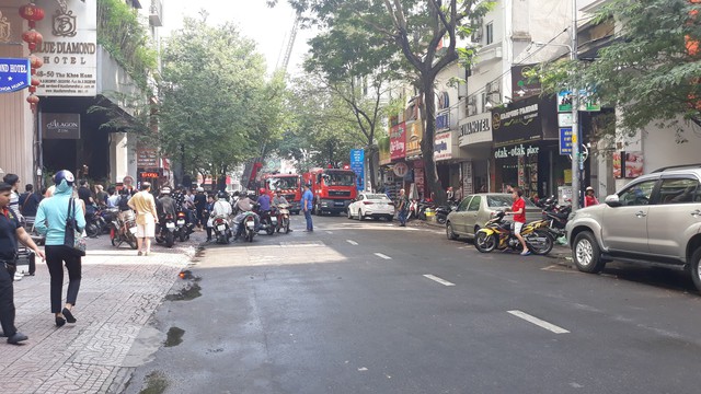 Khách nước ngoài tháo chạy khi khách sạn trung tâm Sài Gòn cháy lớn - Ảnh 3.