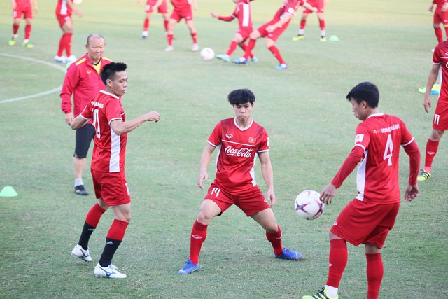 Danh sách 5 cầu thủ nổi bật lượt trận thứ 3 AFF Cup 2018: Công Phượng vượt mặt sao Thái Lan - Ảnh 1.