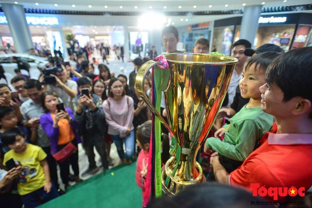 Cúp vàng AFF tới Việt Nam trước thềm AFF Suzuki Cup 2018 - Ảnh 9.