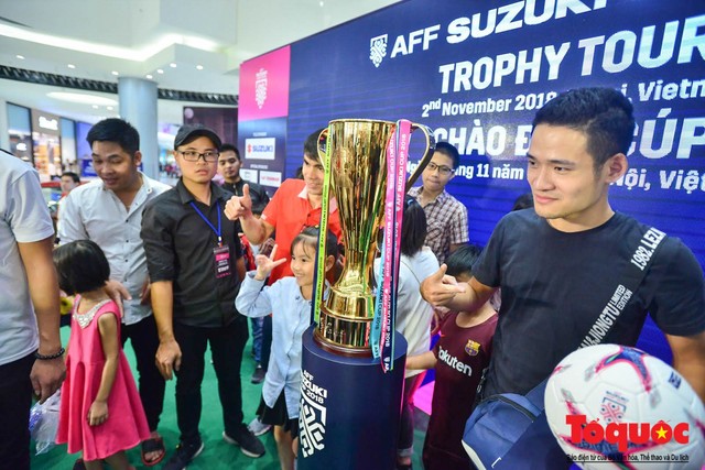 Cúp vàng AFF tới Việt Nam trước thềm AFF Suzuki Cup 2018 - Ảnh 10.