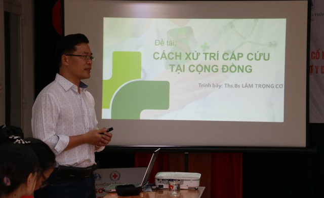 Giáo viên các trường THPT ở  Đà Nẵng học 10 kỹ thuật sơ cấp cứu - Ảnh 1.