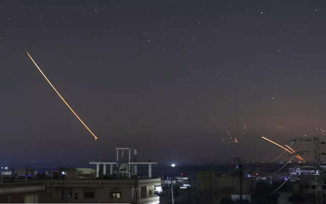 Tên lửa dồn dập tại Syria: Nga - Israel trống xuôi, kèn ngược? - Ảnh 1.