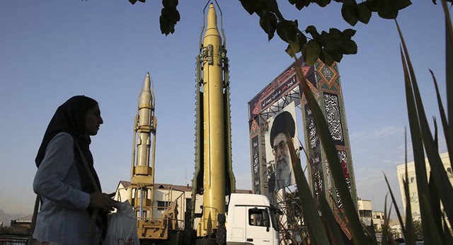 Leo thang đòn kinh tế: Quân sự Mỹ lạnh người tên lửa Iran - Ảnh 1.