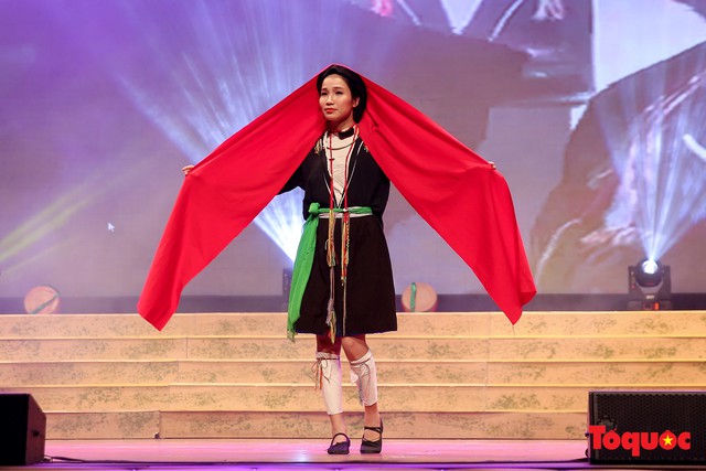 Chiêm ngưỡng màn trình diễn của các cô gái dân tộc vùng Đông Bắc trong trang phục truyền thống  - Ảnh 2.
