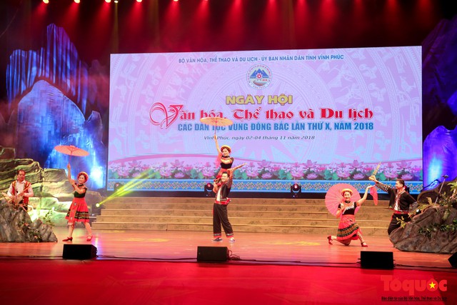 Chiêm ngưỡng màn trình diễn của các cô gái dân tộc vùng Đông Bắc trong trang phục truyền thống  - Ảnh 1.