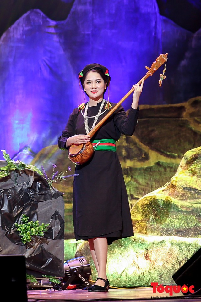 Chiêm ngưỡng màn trình diễn của các cô gái dân tộc vùng Đông Bắc trong trang phục truyền thống  - Ảnh 4.