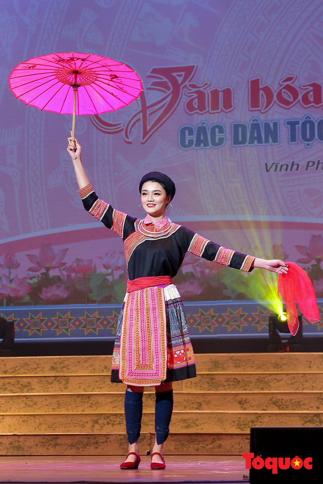 Chiêm ngưỡng màn trình diễn của các cô gái dân tộc vùng Đông Bắc trong trang phục truyền thống  - Ảnh 13.