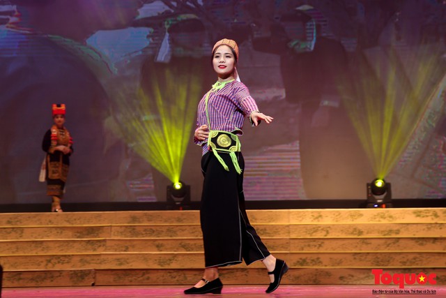 Chiêm ngưỡng màn trình diễn của các cô gái dân tộc vùng Đông Bắc trong trang phục truyền thống  - Ảnh 17.